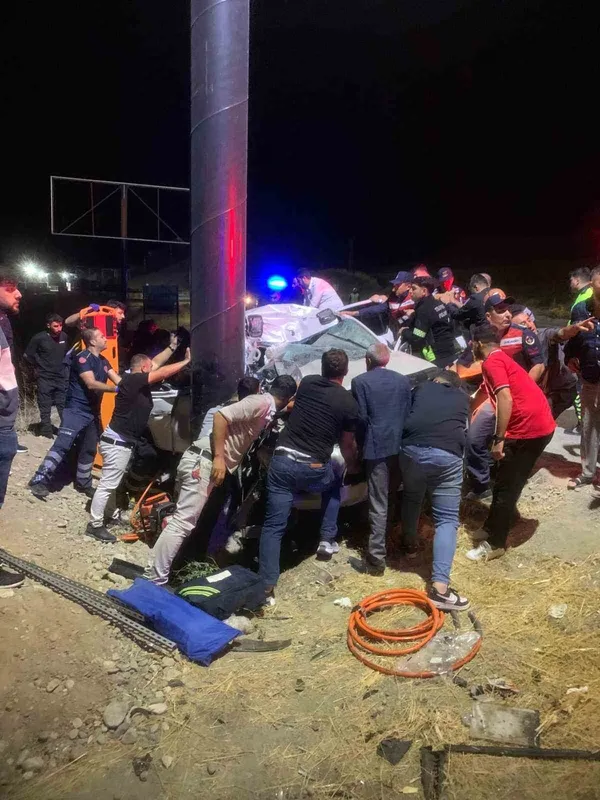 Reklam panosu direğine çarpan otomobil hurdaya döndü: 3 yaralı
