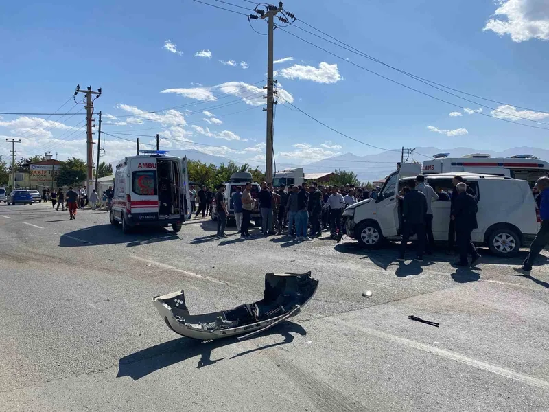 Iğdır’da zırhlı polis aracıyla otomobil çarpıştı: 4 yaralı
