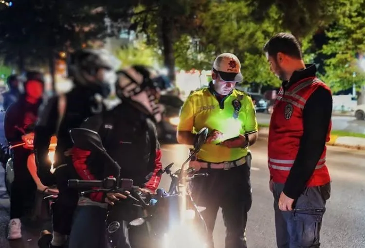 Isparta’da vatandaşların huzurunu bozan araçlar trafikten men edildi
