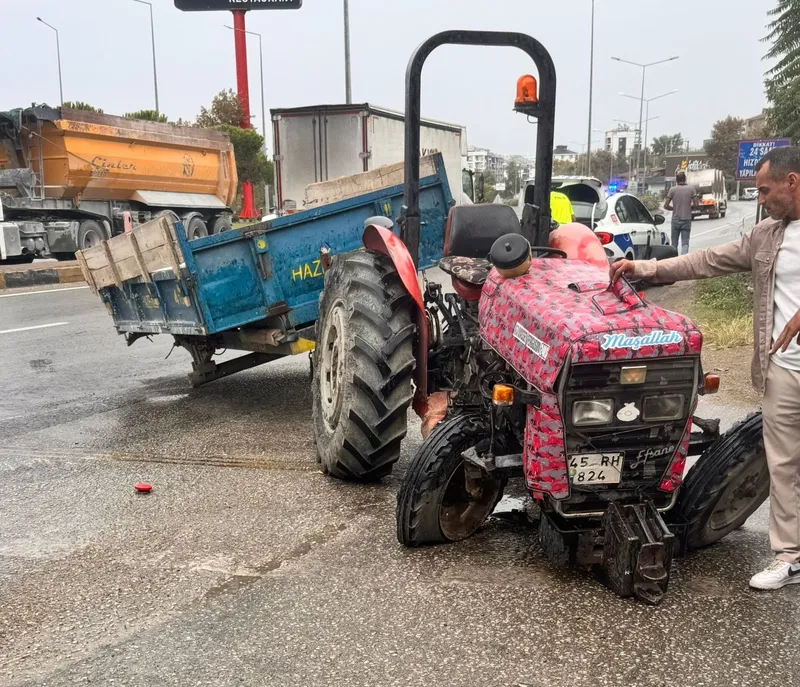 Manisa’da tır ile traktör çarpıştı: Yaşlı sürücü ağır yaralı

