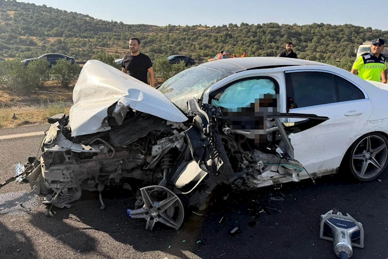 Tır ile çarpışan otomobilin sürücüsü genç avukat hayatını kaybetti
