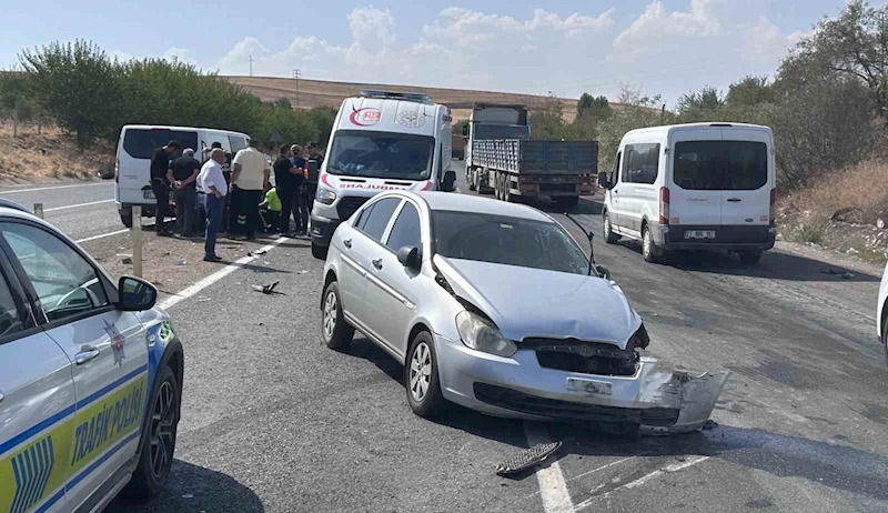 Adıyaman’da U dönüşü yapmak isteyen otomobile araçlar çarptı: 3 yaralı
