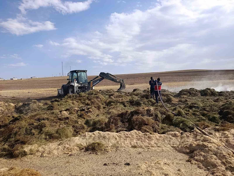Özalp’ta çıkan yangında 700 bağ ot, 7 ton saman kül oldu
