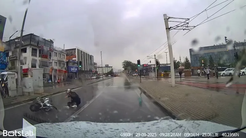 Bursa’da motosikletli yağışlı havada drift attı, yere kapaklandı
