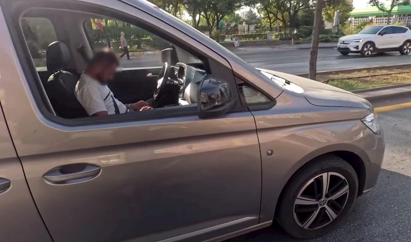 Trafikte uyuya kalan sürücü kameraya yansıdı
