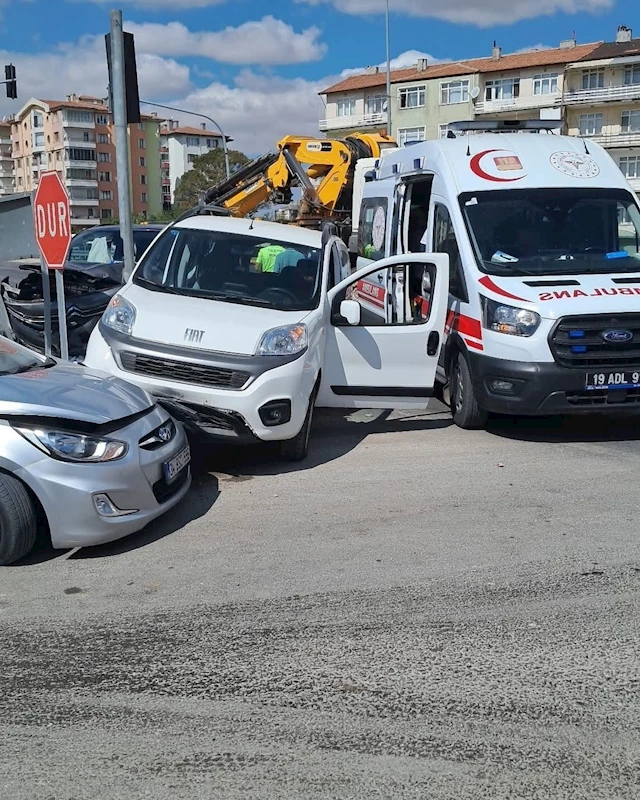 Çorum’da 3 araç kavşakta çarpıştı: 2 yaralı
