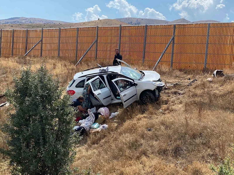 Sivas’ta yoldan çıkan araçtaki 1’i bebek 4 kişi yaralandı
