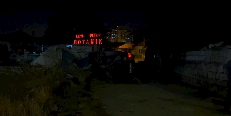 Yan yatan otomobilden çıkıp, yüzünü yıkamaya gitti
