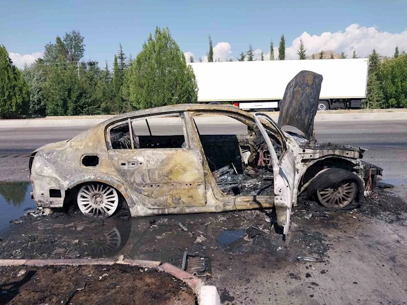 Burdur-Antalya kara yolunda otomobil yandı
