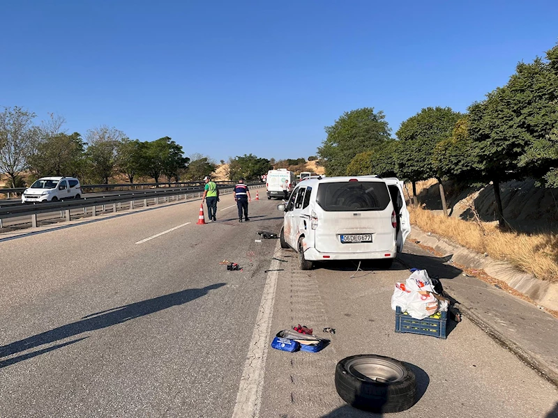 Kamyonet yol kenarında lastik değiştiren çifte çarptı: 2 ölü, 2 yaralı

