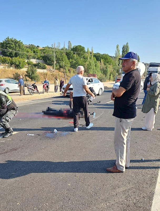 Kamyonete çarpan motosiklet sürücüsü hastanede kurtarılamadı
