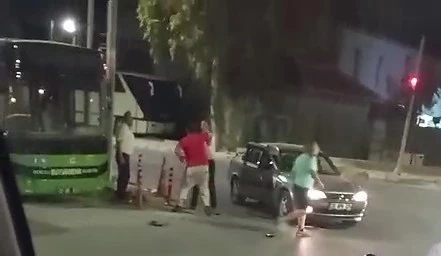Darp edilen kadını halk otobüsü şoförleri kurtardı
