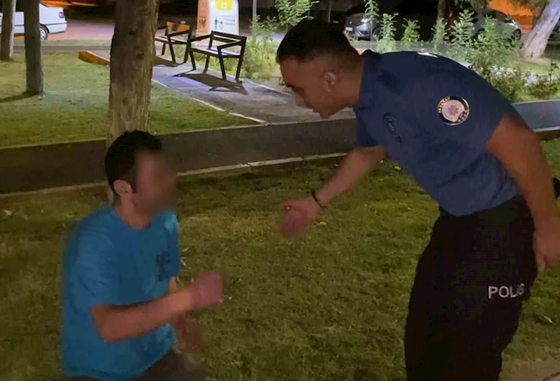 Alkolün etkisiyle parkta sızdı, kendisini uyandıran polise 