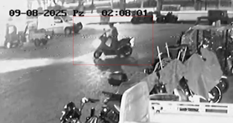 Aynı yerden iki motosiklet çalan şahsın hırsızlık anı güvenlik kamerasında
