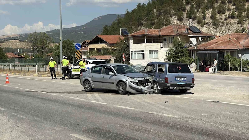 Karabük’te otomobiller çarpıştı: 2’si çocuk 6 yaralı
