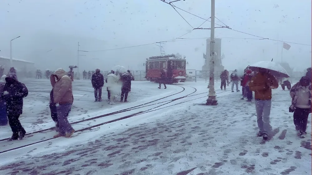 Taksim beyaza büründü: Kartpostallık görüntüler oluştu
